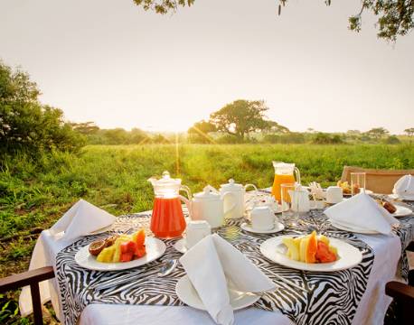 Få morgenmaden serveret ved solopgang på Tarangire Sopa Lodge tanzania 7 africa tours