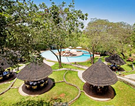 Pool området set fra oven på Tarangire Sopa Lodge tanzania 1 africa tours