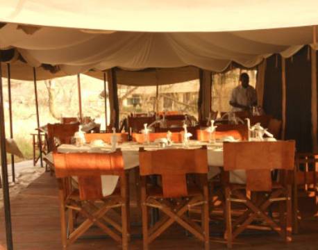 Middags-opdækning på Serengeti Kati Kati Tented Camp, Tanzania 