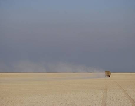 Bil som kører gennem Makgadikgadi, Botswana africa tours