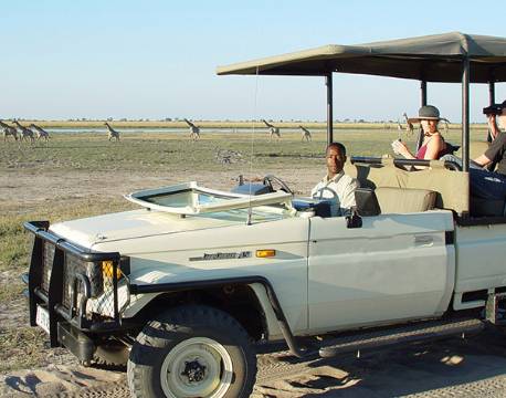 Safaribil med gæster i Makgadikgadi, Botswana africa tours