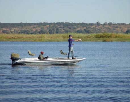 Tourister fisker fra båd på Chobe i Botswana africa tours