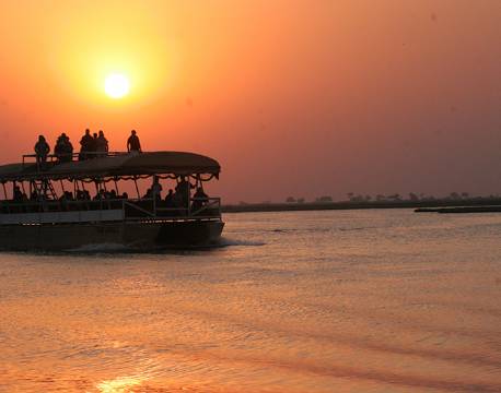 Cruise under solnedgangen på Chobe floden botswana africa tours