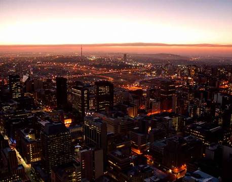 Udsigt over Johannesburg by om aftenen sydafrika africa tours